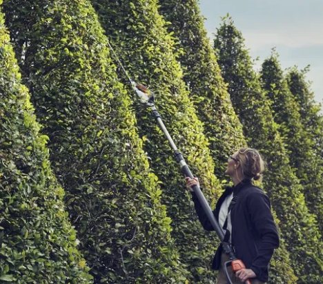 Husqvarna 520iHT4 Cordless Pole Hedge Trimmer 36V 2