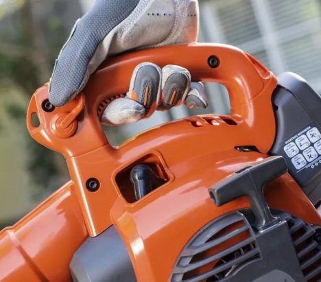 Husqvarna 125B Petrol Leaf Blower 2