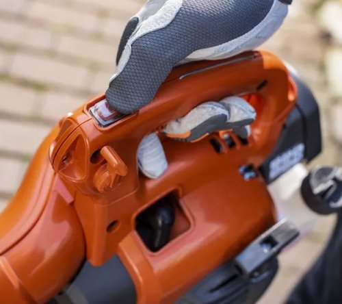 Husqvarna 125B Petrol Leaf Blower 3