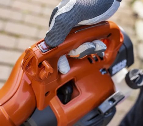 Husqvarna 125B Petrol Leaf Blower 3